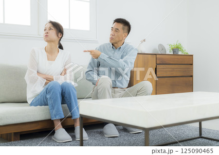 喧嘩するリビングのシニア夫婦 125090465