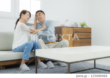 喧嘩するリビングのシニア夫婦 喧嘩するリビングのシニア夫婦 125090468