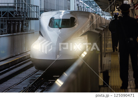東海道新幹線　東京駅入線　雨天 125090471
