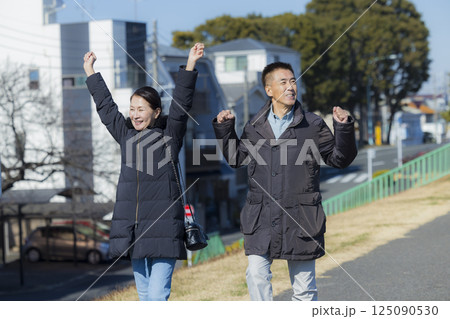 散歩をするコートを着たミドル夫婦 125090530