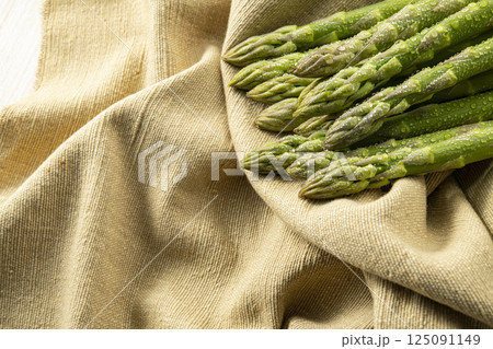 新鮮で美味しいアスパラ 125091149