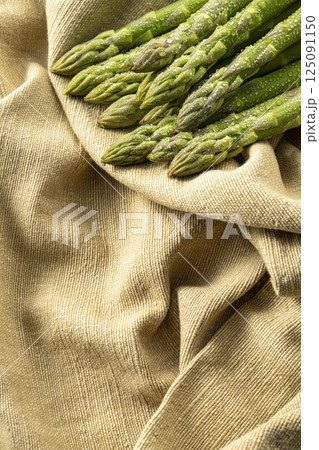 新鮮で美味しいアスパラ 125091150