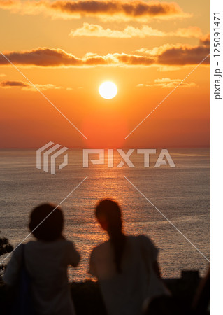 あいあい岬で見る太平洋に沈む夕陽と人々のシルエット。ヒリゾ浜中木南伊豆町伊豆半島静岡県2024 125091471