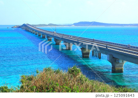 宮古ブルーの海と池間大橋(池間島ー宮古島) 宮古ブルーの海と池間大橋(池間島ー宮古島) 125091643