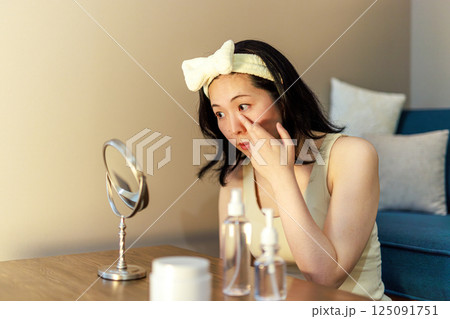 スキンケアをするミドル女性 スキンケアをするミドル女性 125091751