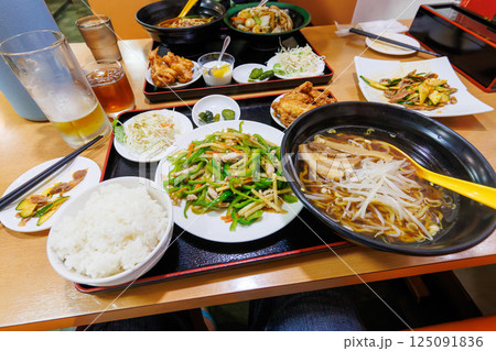 チンジャオロースと唐揚げ、ラーメンのセット。伊東港にある美味しくて安い中華料理店。伊東市静岡県 125091836