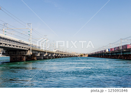 浜名湖の上を走る東海道新幹線と貨物電車 125091846