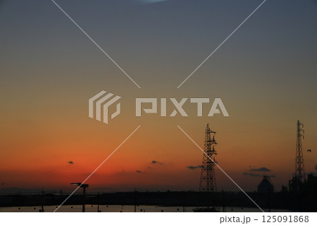 工場地帯に沈む夕日 工場地帯に沈む夕日 125091868