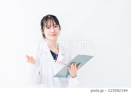 問診をするファイルを持った白衣の女性医師 白バック 問診をするファイルを持った白衣の女性医師 白バック 125092194