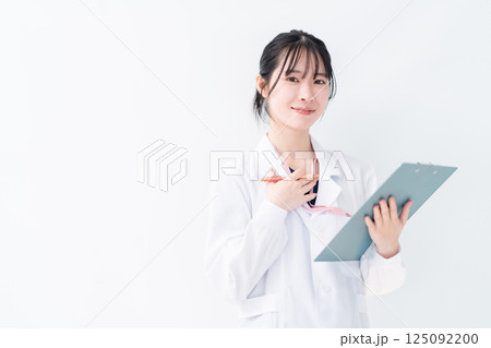 問診をするファイルを持った白衣の女性医師 白バック 問診をするファイルを持った白衣の女性医師 白バック 125092200