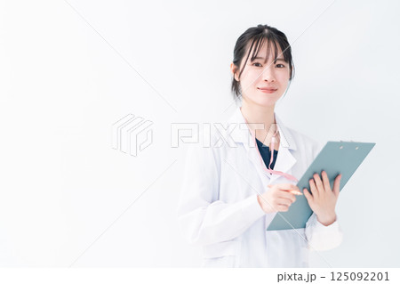ファイルを持った白衣の女性医師 白バック ファイルを持った白衣の女性医師 白バック 125092201