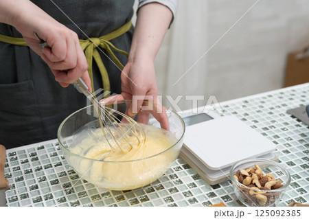 キッチンでパウンドケーキを作る女性 キッチンでパウンドケーキを作る女性 125092385