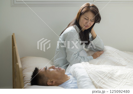 夫のいびきに悩む妻 夫のいびきに悩む妻 125092480