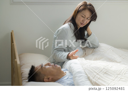 夫のいびきに悩む妻 夫のいびきに悩む妻 125092481