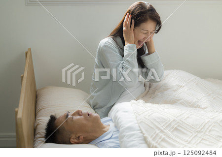 夫のいびきに悩む妻 125092484