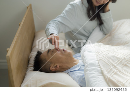 夫のいびきに悩む妻 125092486