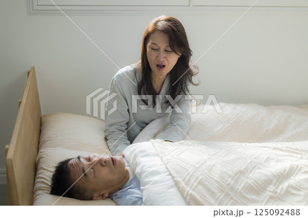 夫のいびきに悩む妻 125092488
