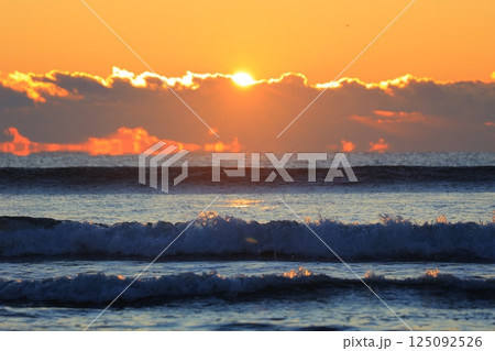 九十九里浜からの日の出の風景 九十九里浜からの日の出の風景 125092526