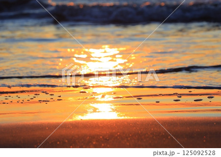 九十九里浜からの日の出の風景 125092528