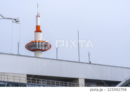 京都駅ビルからの京都タワー 125092706