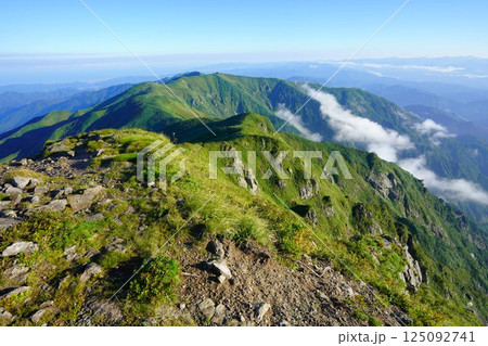飯豊連峰の北股岳からの朳差岳への稜線 125092741