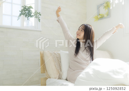 ベッドで起床する女性 ベッドで起床する女性 125092852