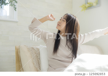 ベッドで起床する女性 ベッドで起床する女性 125092853