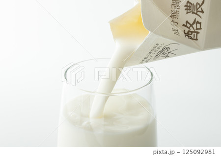紙パック牛乳をグラスに注ぐ 125092981