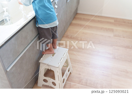 キッチンで踏み台に乗る子供 125093021