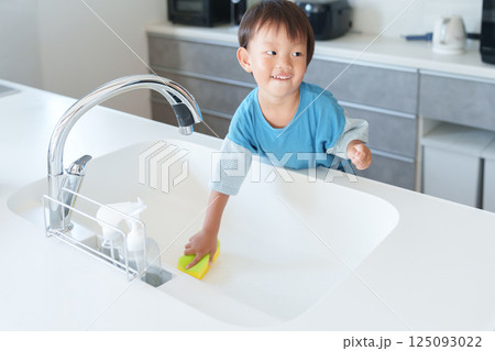 家事をお手伝いする子供 125093022