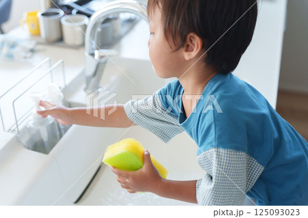 家事をお手伝いする子供 125093023