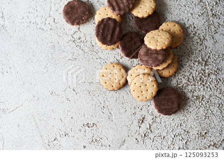 写真素材: チョコレートビスケット 125093253