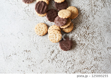 写真素材: チョコレートビスケット 125093255