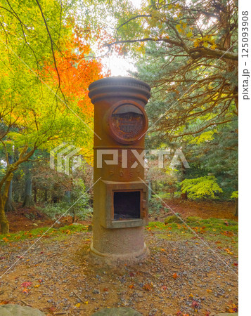 紅葉と「引退ポスト」（播州清水寺の境内） 125093908