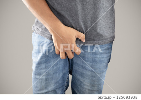 Male experiences itch in genitalia, possible irritation noted. Male experiences itch in genitalia, possible irritation noted. 125093938