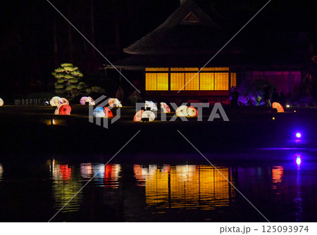 ライトアップされた岡山後楽園の建物〜延養亭 125093974
