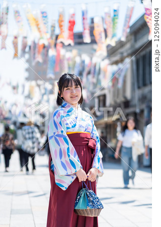 川越大正浪漫通りで袴を着た女の子 125094024