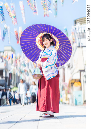 川越大正浪漫通りで袴を着た女の子 川越大正浪漫通りで袴を着た女の子 125094033