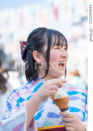 川越大正浪漫通りでソフトクリームを食べながら袴で街歩きする女の子 125094044