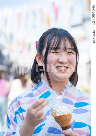 川越大正浪漫通りでソフトクリームを食べながら袴で街歩きする女の子 川越大正浪漫通りでソフトクリームを食べながら袴で街歩きする女の子 125094046