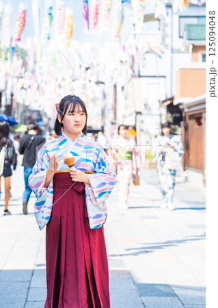 川越大正浪漫通りでソフトクリームを食べながら袴で街歩きする女の子 川越大正浪漫通りでソフトクリームを食べながら袴で街歩きする女の子 125094048