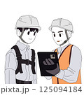 建設現場でタブレットを使う作業員と建設作業者 125094184