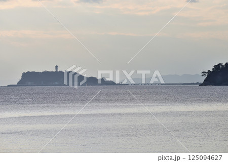 材木座海岸から望む江の島と灯台 125094627