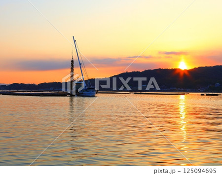 宮島 かきの水揚げ 宮島 かきの水揚げ 125094695