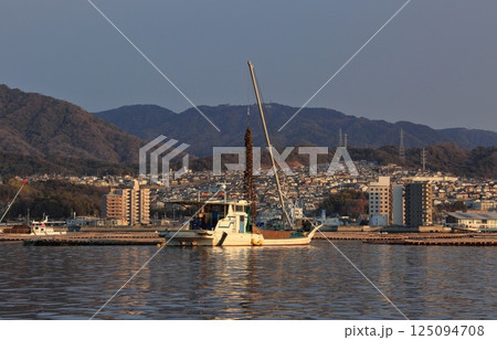 宮島　かきの水揚げ 125094708