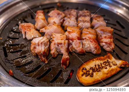 韓国ソウルの焼肉　サムギョプサル 125094893