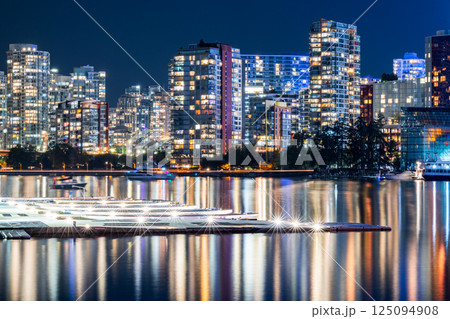 カナダバンクーバーのダウンタウンの夜景 125094908