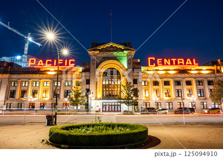 カナダバンクーバーの駅舎の夜景 125094910