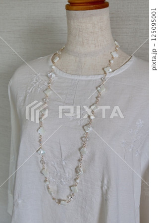 花形シェルのロングネックレス（白蝶貝）ゴールド金具 125095001