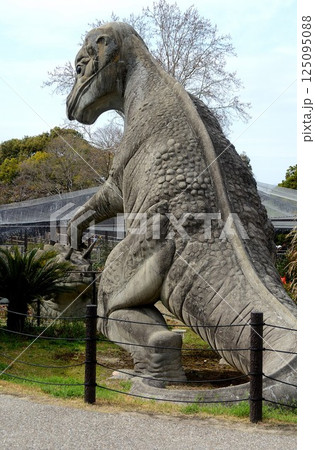 東山動植物園に設置されている恐竜の模型 125095088